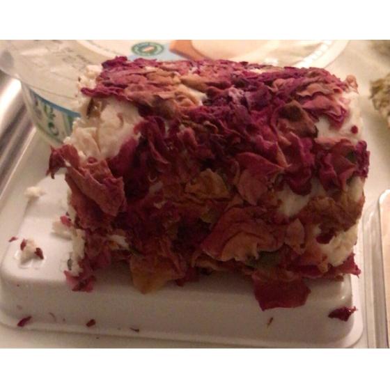 BUCHETTE DE CHEVRE AUX PETALES DE ROSE