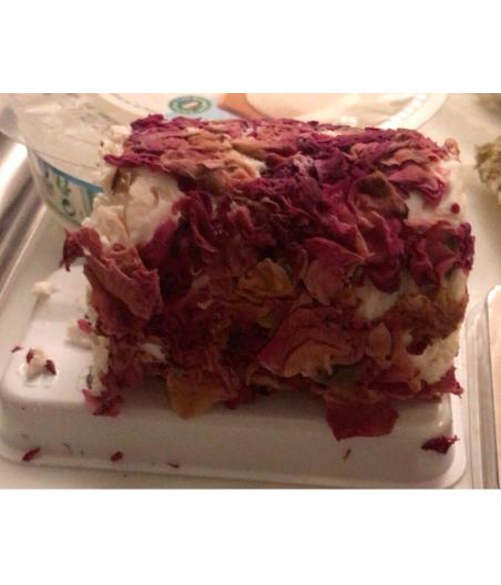 BUCHETTE DE CHEVRE AUX PETALES DE ROSE